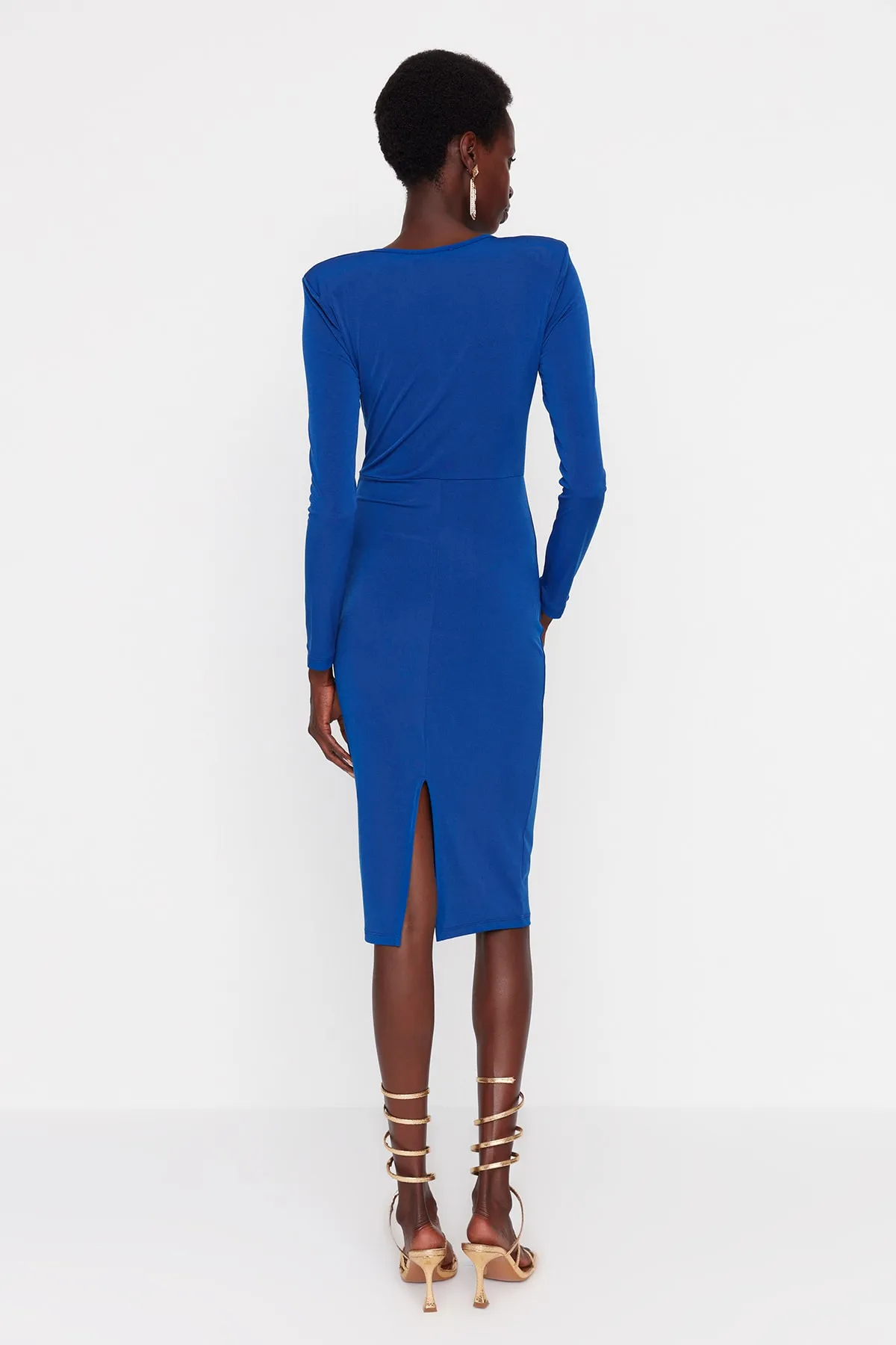 Trendyol Collection  Saks gestricktes elegantes Abendkleid mit V-Ausschnitt TPRAW23EL00270