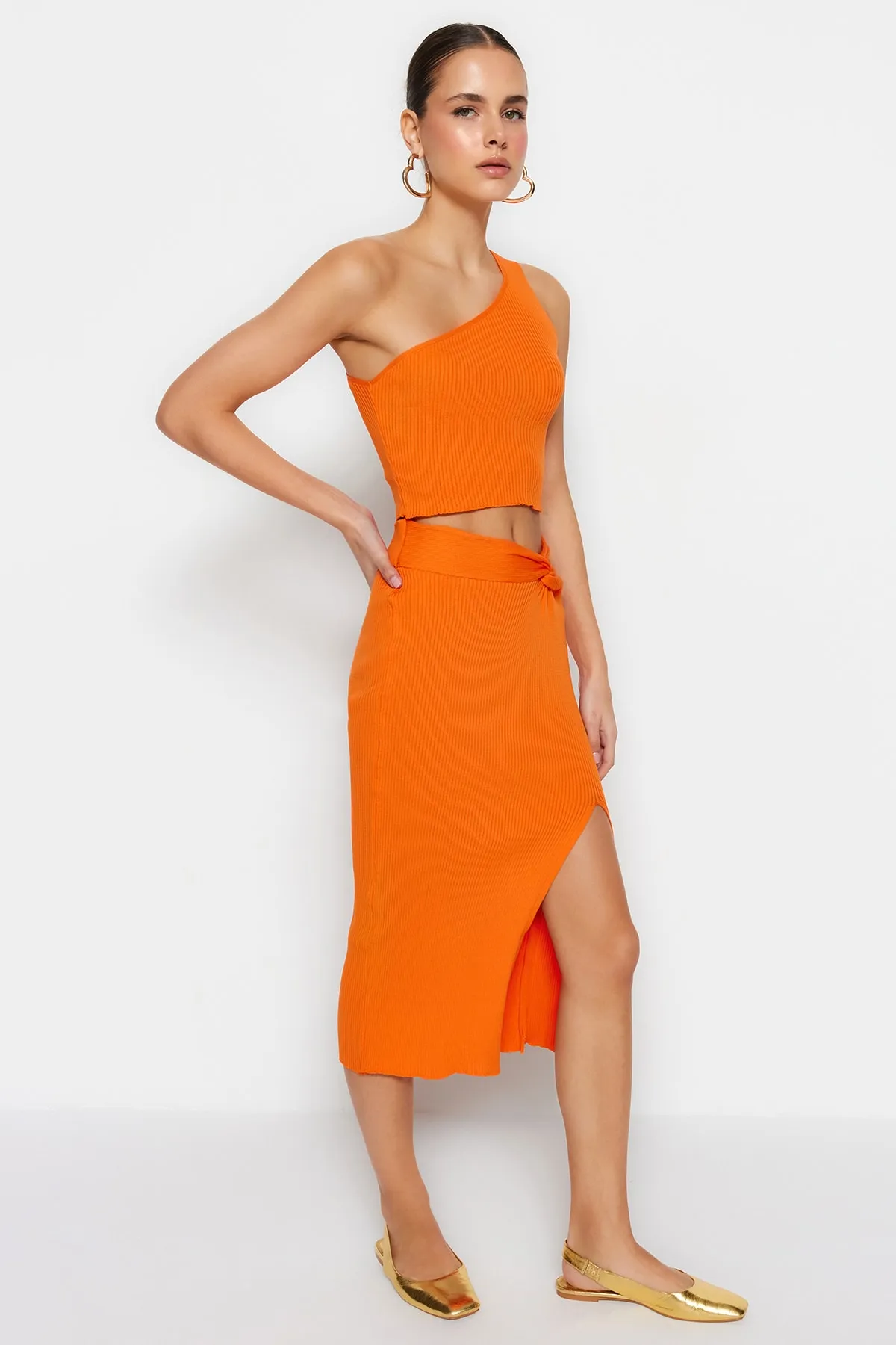 Trendyol Collection  Oranges Set aus kurzem Strickoberteil und -unterteil TWOSS23AU00050
