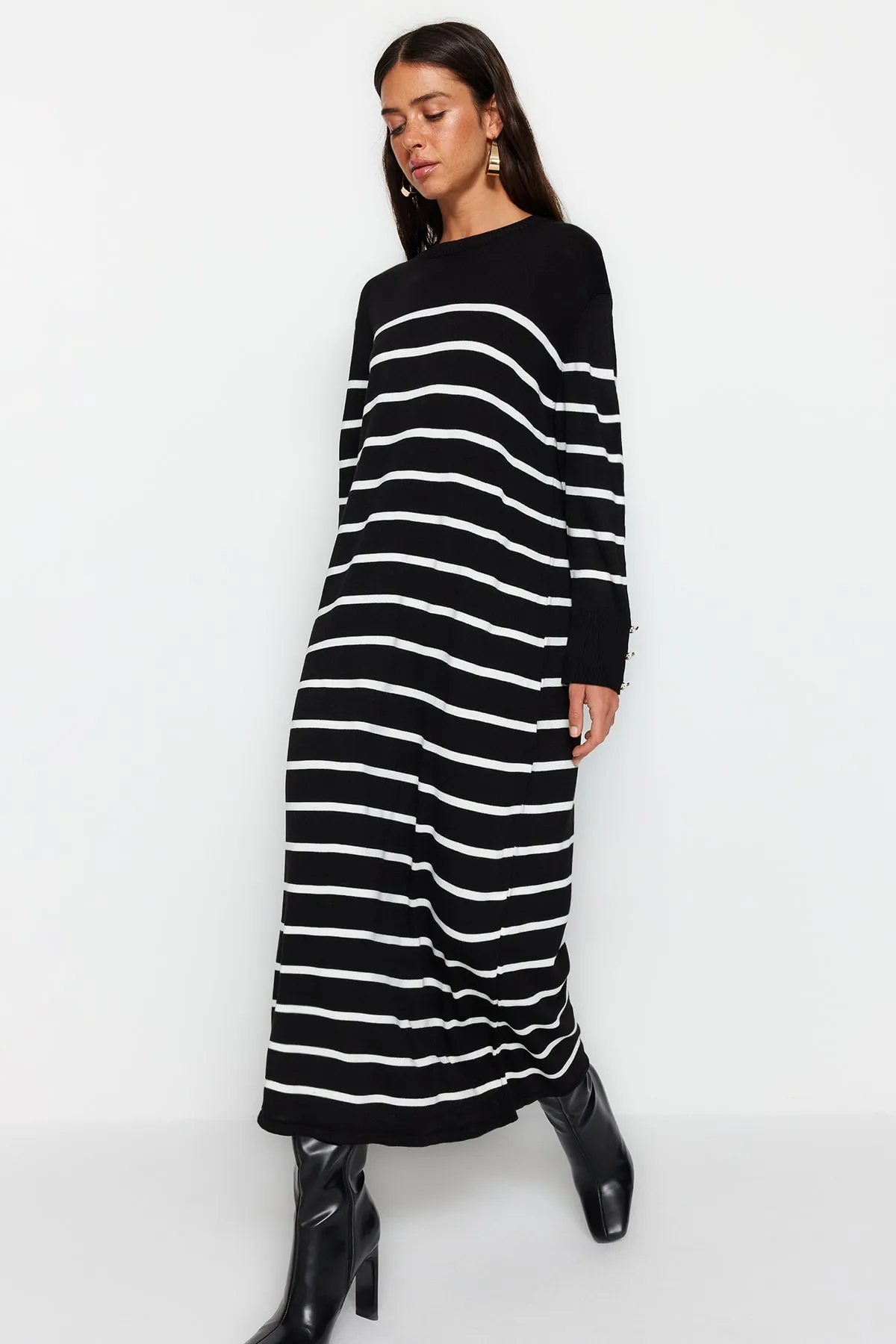 Trendyol Modest  Schwarzes Strickkleid mit Streifen und Knopfleiste TCTAW24EB00002