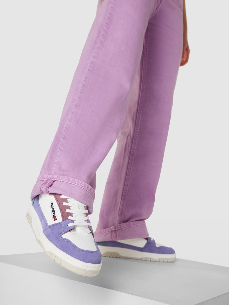 Sneaker mit Label-Details in violett