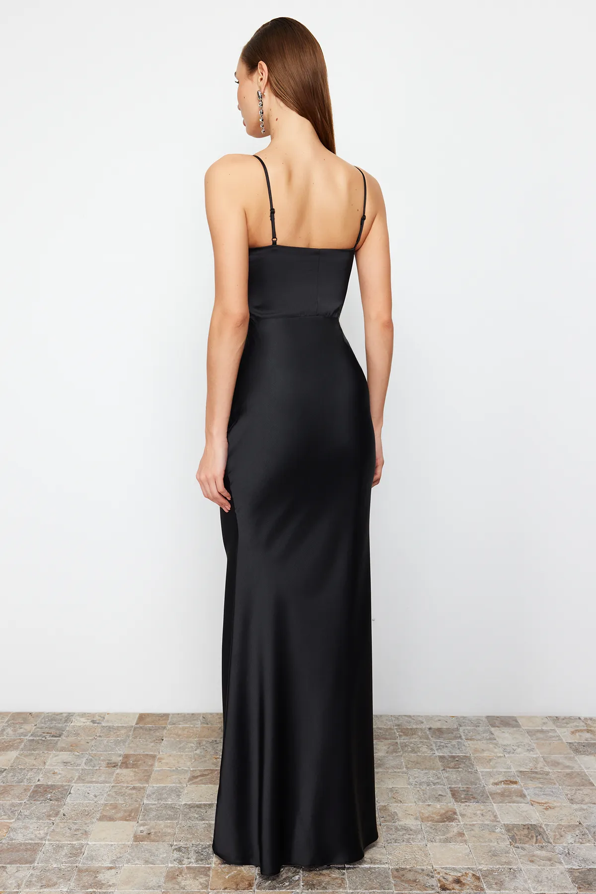 Trendyol Collection  Schwarzes, körperbetontes, gewebtes Korsett, detailliertes, langes Satin-Abendkleid TPRSS24AE00001