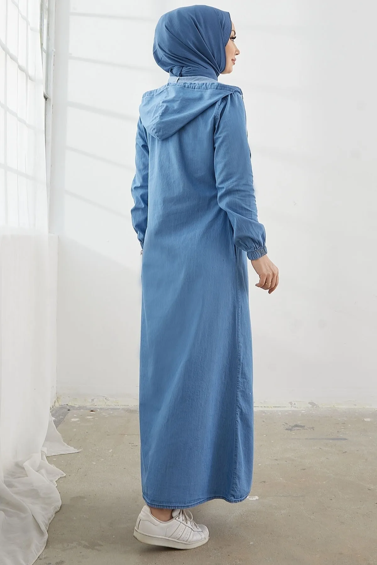InStyle  Meridya Denim Abaya mit Kapuze und Knöpfen – Hellblau