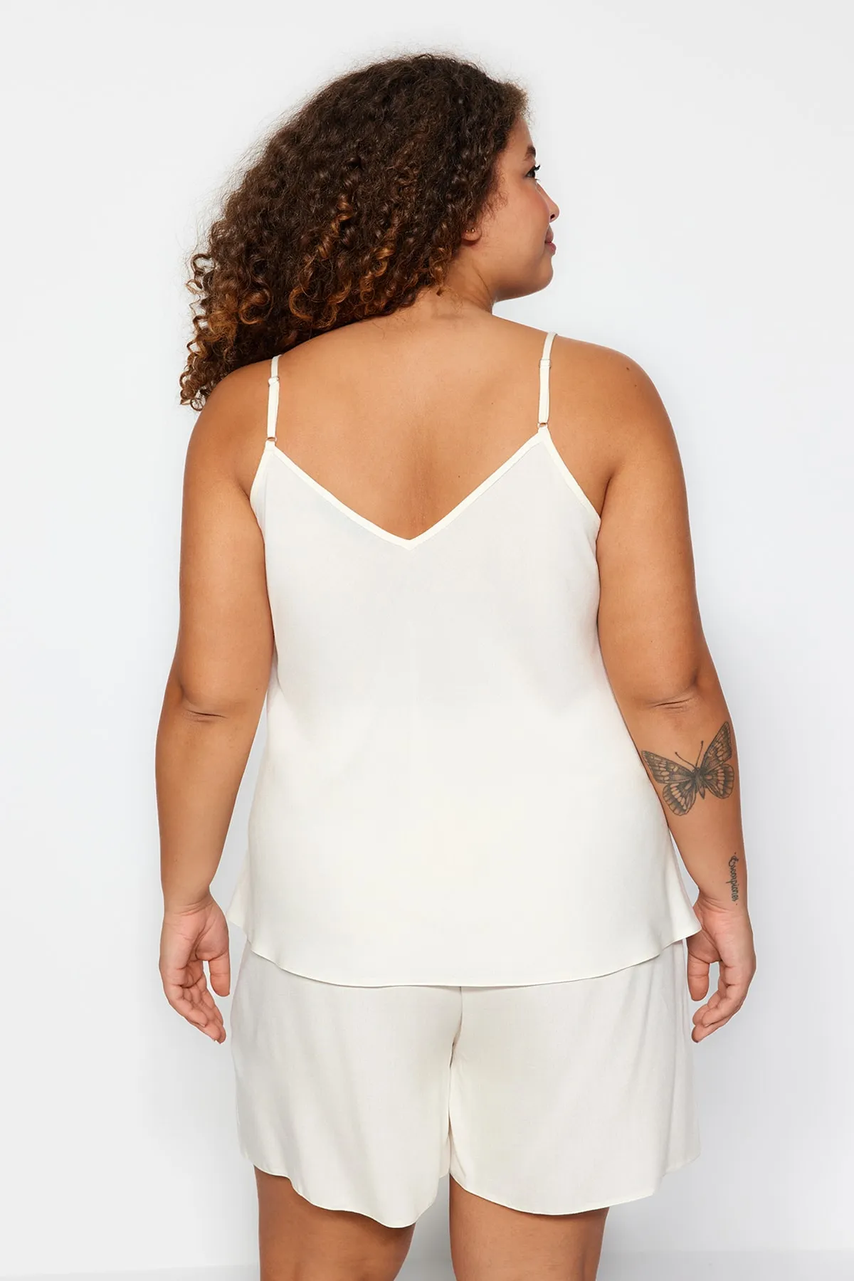 Trendyol Curve  Ecrufarbenes Pyjama-Set aus gewebter Viskose mit Trägern TBBSS23AI00021
