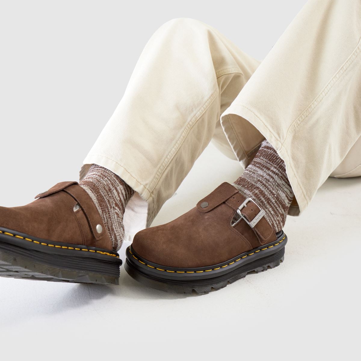 Dr. Martens zebcakk bélésű öszvér szandál sötétbarna színben