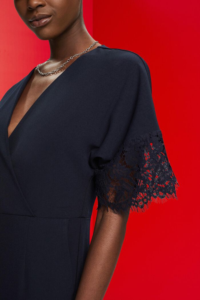 Jumpsuit mit weitem Bein und Spitzenärmeln
