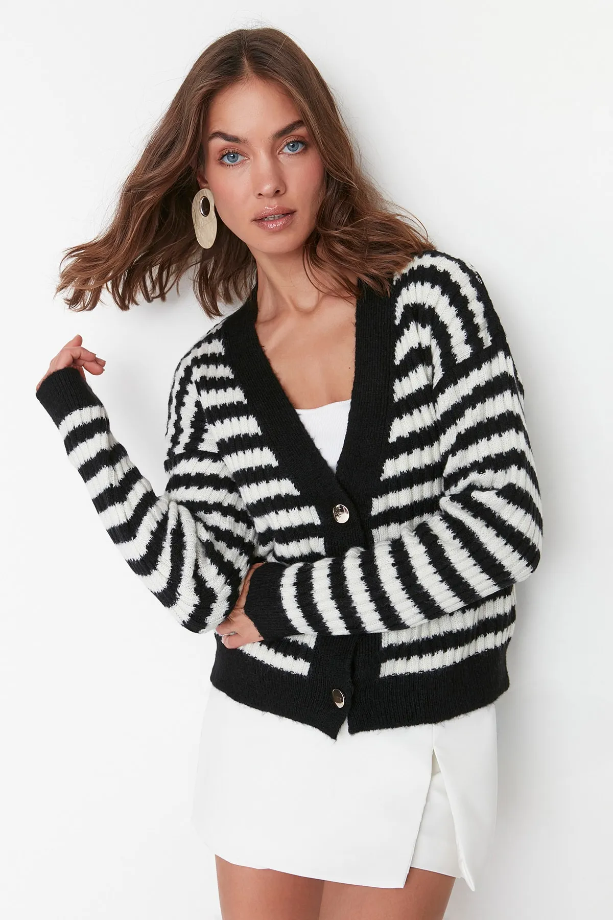 Trendyol Collection  Schwarzer, weich strukturierter Strickcardigan mit Streifen TWOAW23HI00266