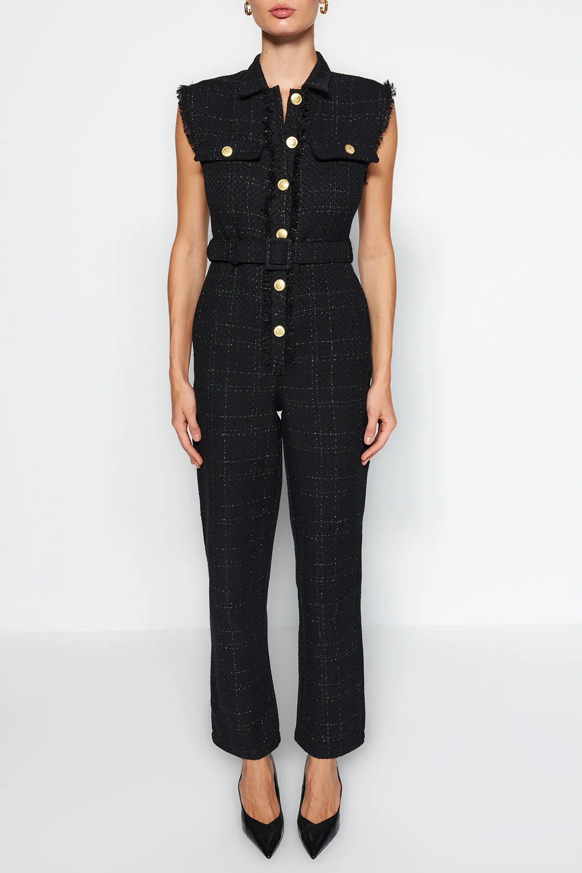 Trendyol Collection  Schwarzer, gewebter Tweed-Jumpsuit mit Hemdkragen und Knopfdetail und Gürtel TWOAW24TU00013