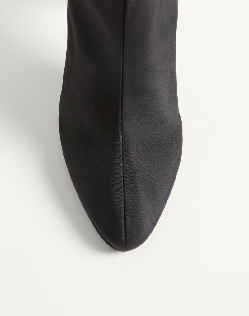 Bota Hotty em tecido Shantung com penas de 100 mm