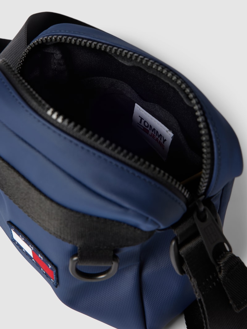 Handtasche mit Label-Patch in marineblau
