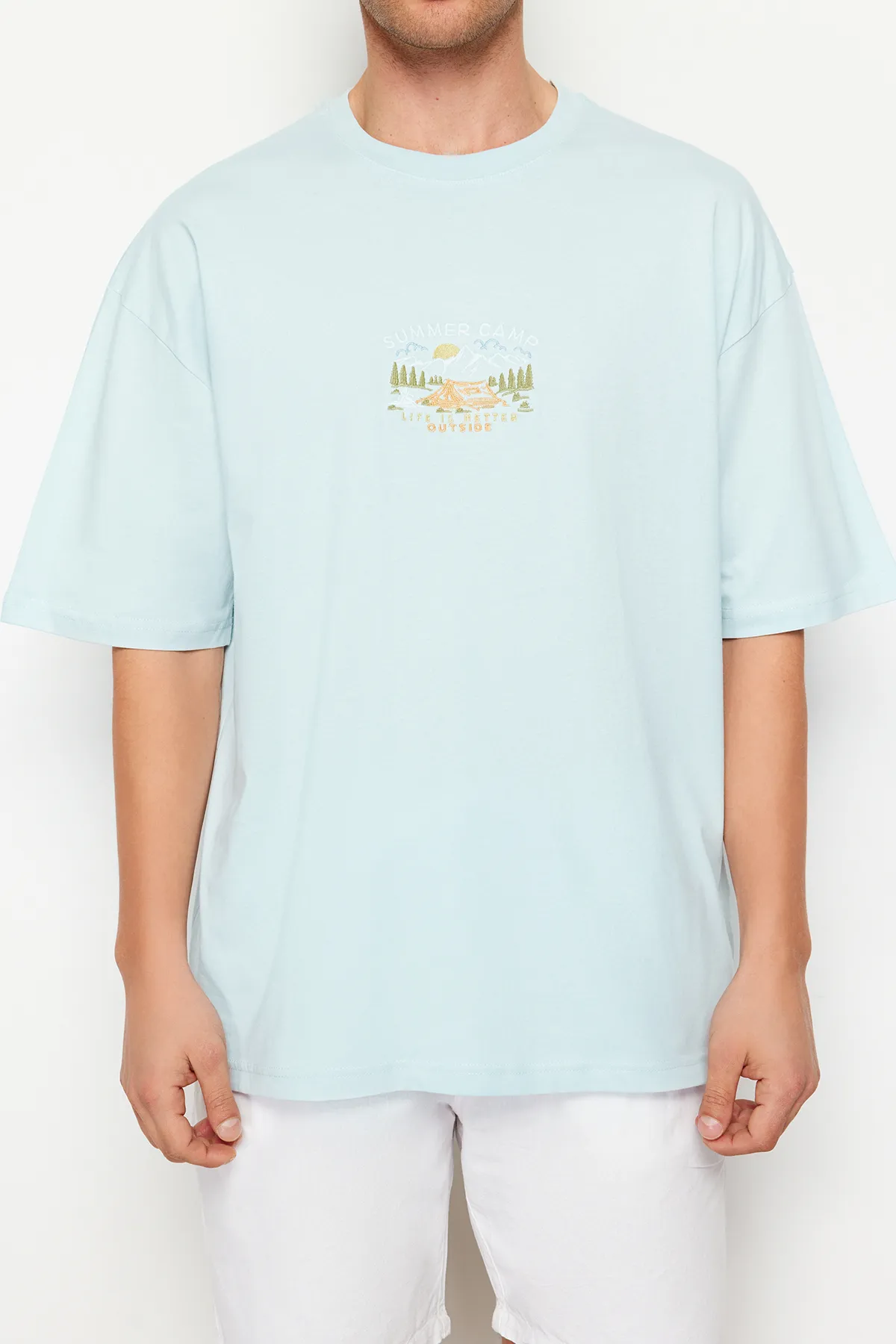 Trendyol Collection  Blaues, übergroßes/weit geschnittenes, kurzärmliges, landschaftlich besticktes T-Shirt aus 100 % Baumwolle TMNSS23TS00243