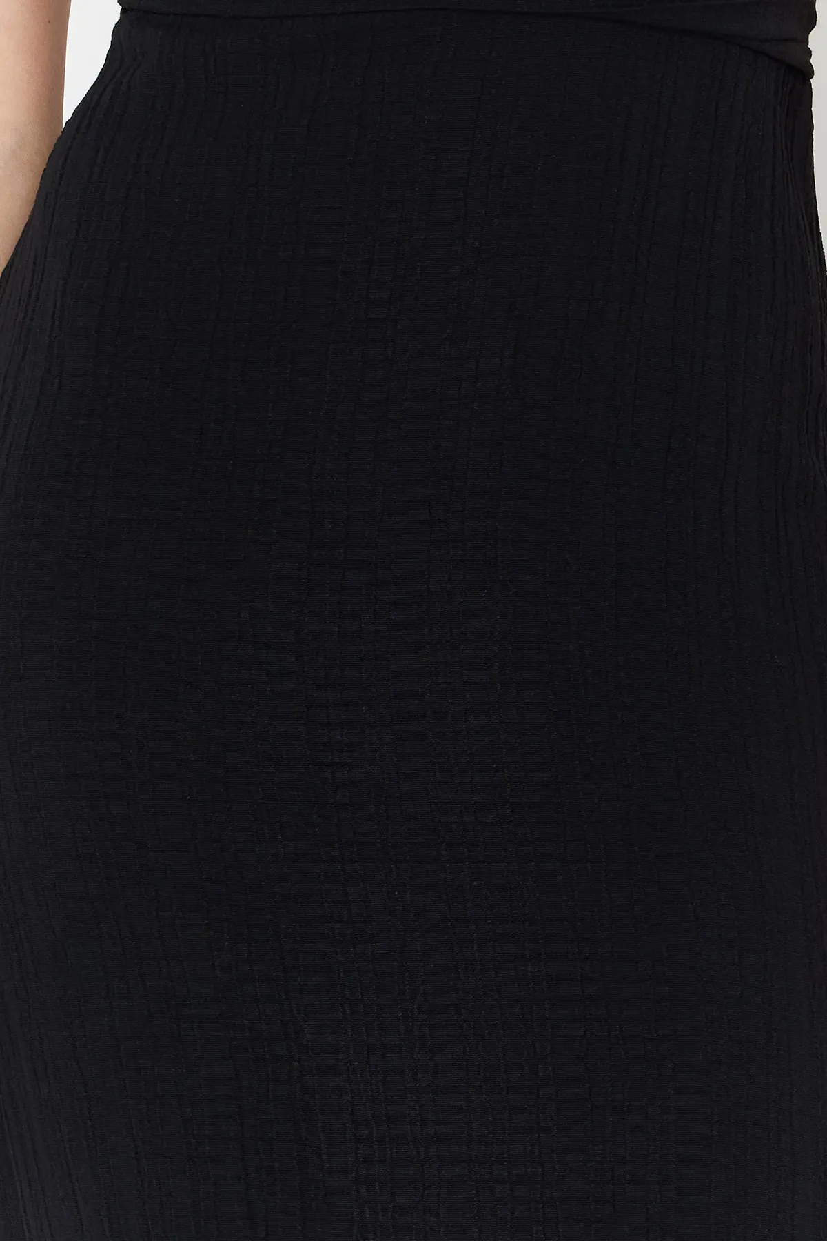 Trendyol Collection  Schwarzes Maxi-Strandkleid aus Leinenmischung mit tiefem Ausschnitt und gewebter Rückseite TBESS24EL00096