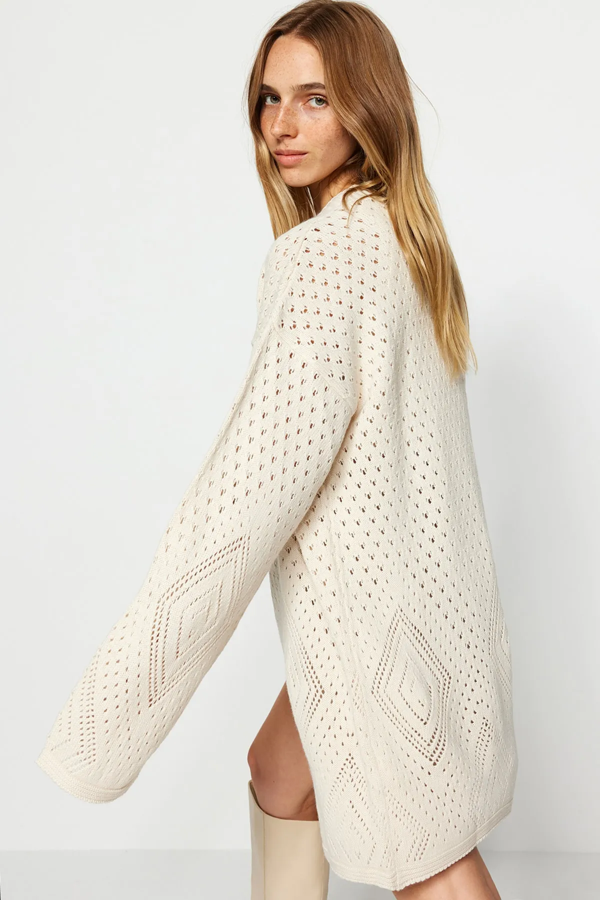 Trendyol Collection  Steinfarbene Oversize-Midi-Strickjacke mit Lochmuster TWOAW24HI00331