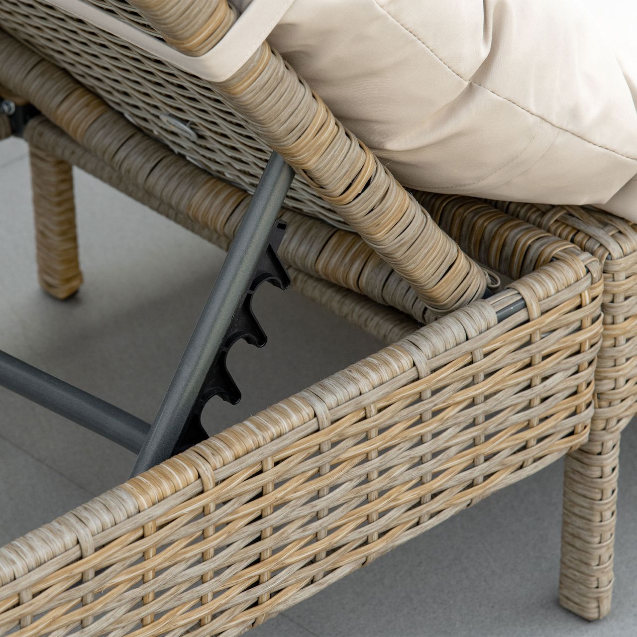 Outsunny Polyrattan Sonnenliege Gartenliege mit Rollen Kissen 4-stufig verstellbar Rattanliege Gartenmöbel Liege Stahl Natur Khaki 200 x 66 x 92 cm