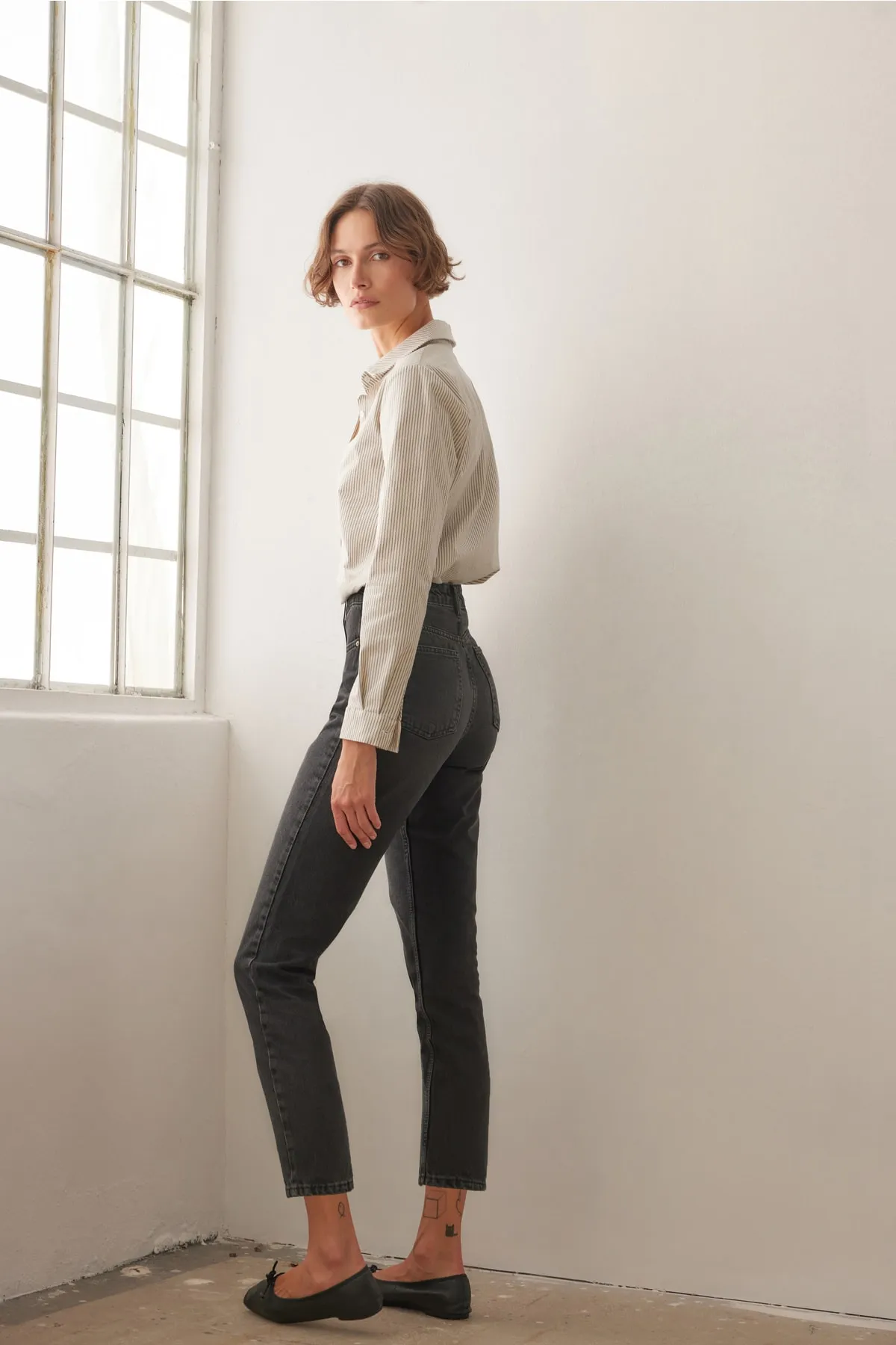 Trendyol Collection  Schwarze, nachhaltigere High Bel Mom Jeans TWOAW23JE00369