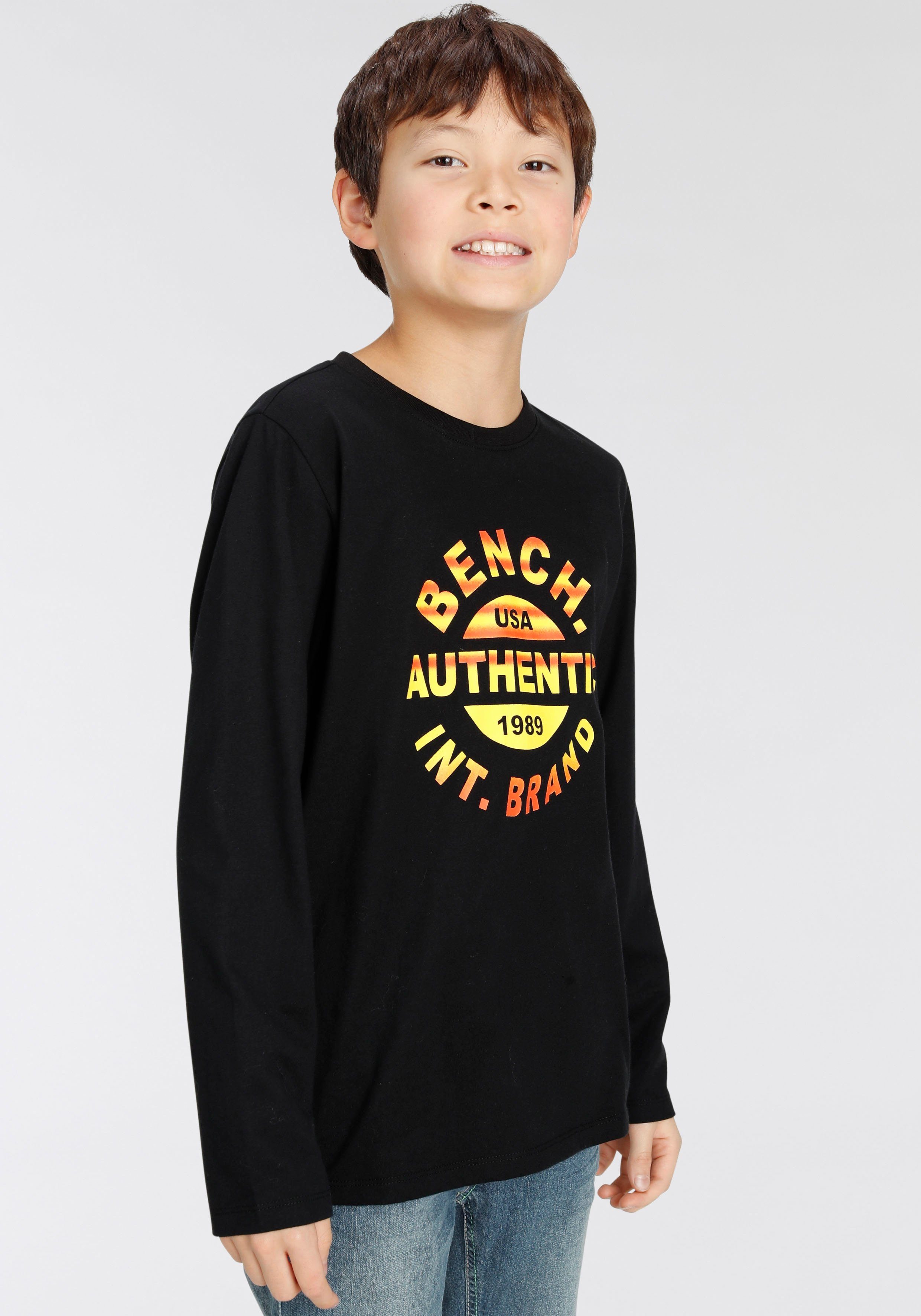 Bench. Langarmshirt mit Druck im Farbverlauf