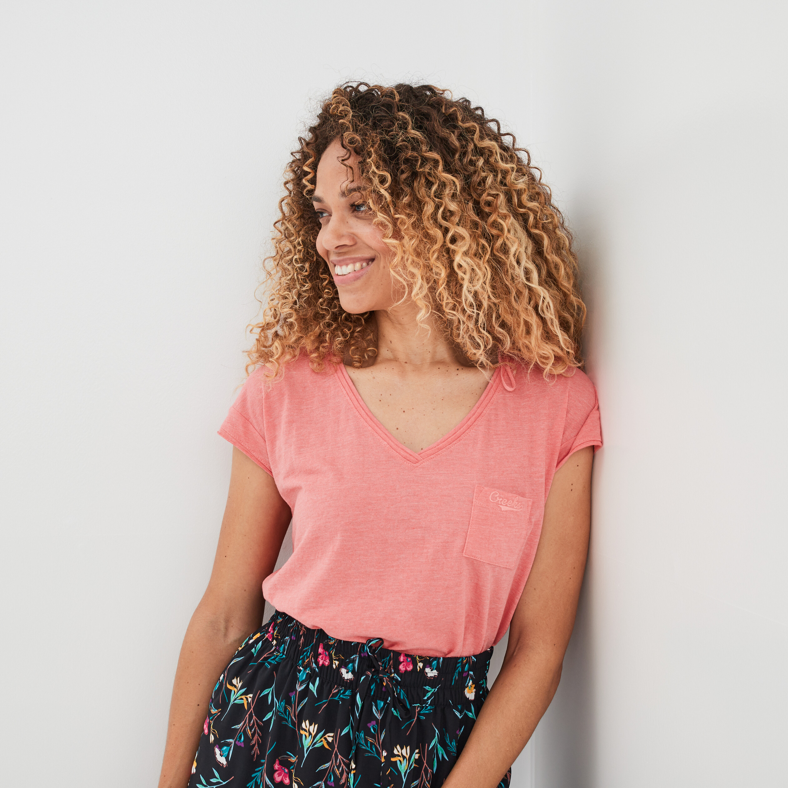 T-shirt col v poche poitrine Creeks rose femme | La Halle