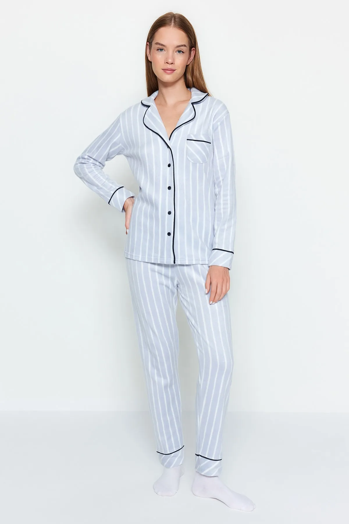 Trendyol Collection  Blau gestreiftes, mit Paspeln versehenes, detailliertes Schlafband-Strickpyjama-Set THMAW22PT0360