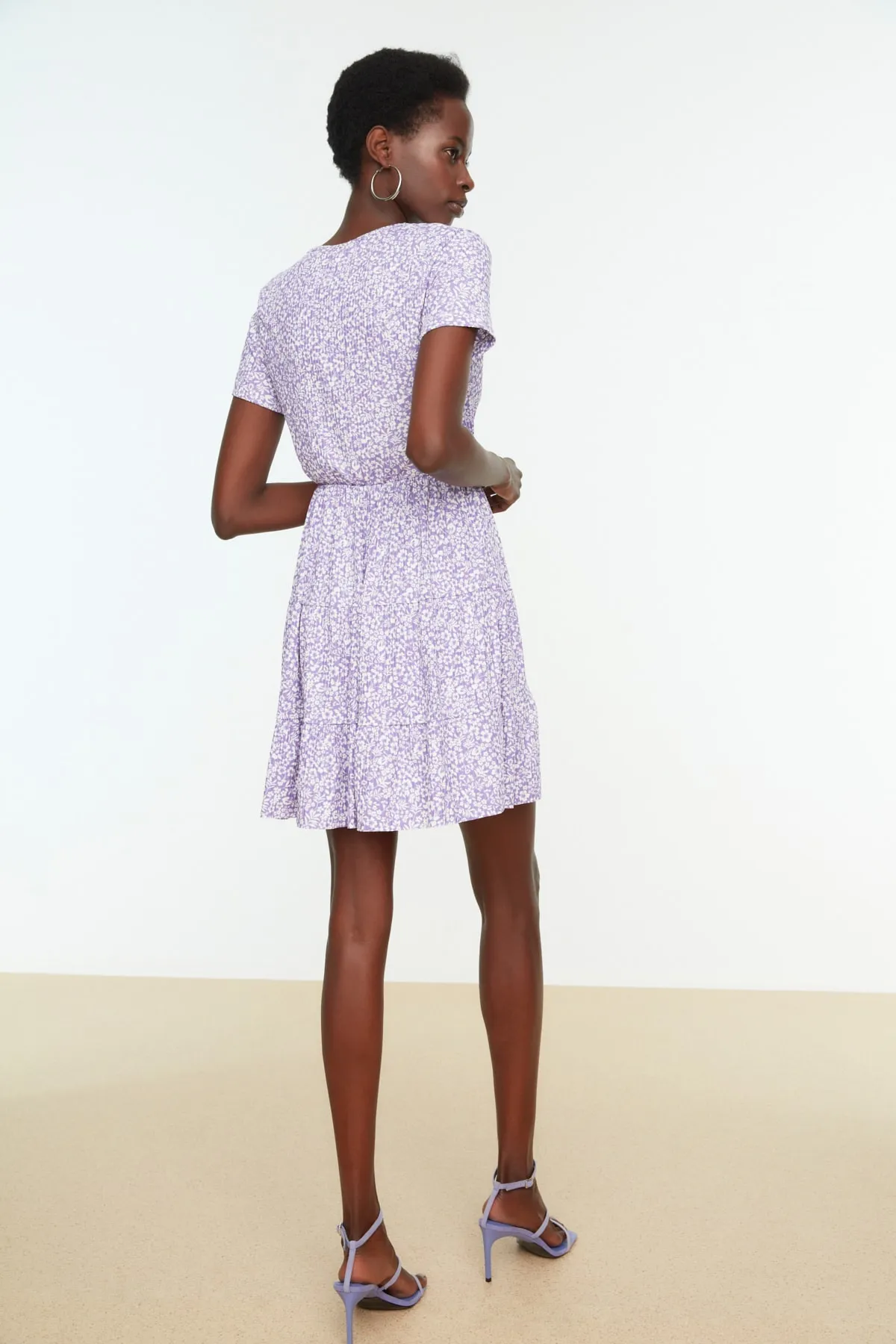Trendyol Collection  Lila bedrucktes, zweireihiges Mini-Strickkleid mit flexiblem Ausschnitt TWOSS21EL0241