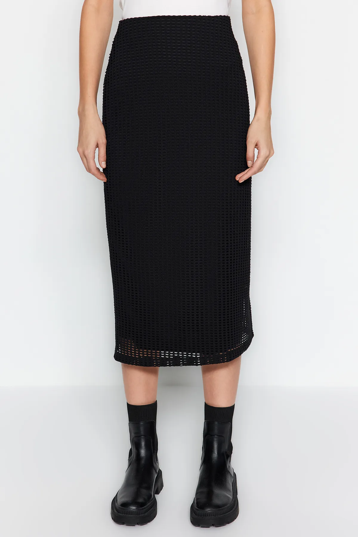 Trendyol Collection  Schwarzer Midi-Strickrock aus gefüttertem Netzstoff mit hoher Taille TWOSS23ET00379