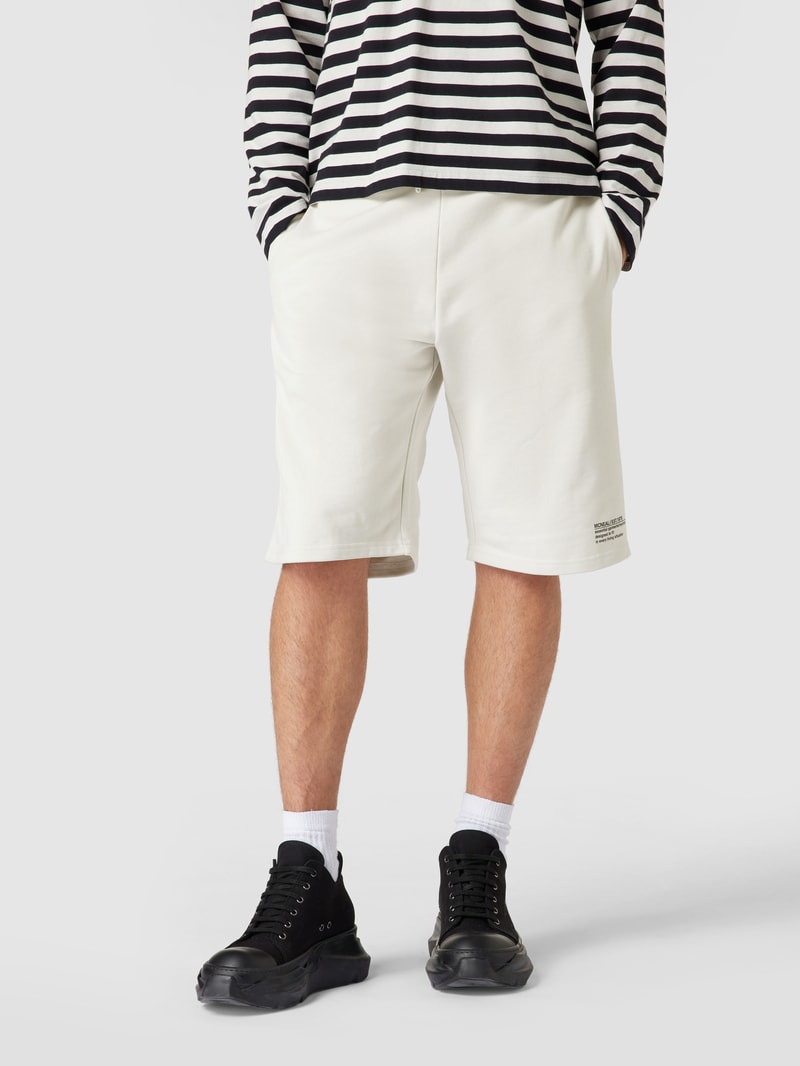 Sweatshorts mit Label-Print in offwhite