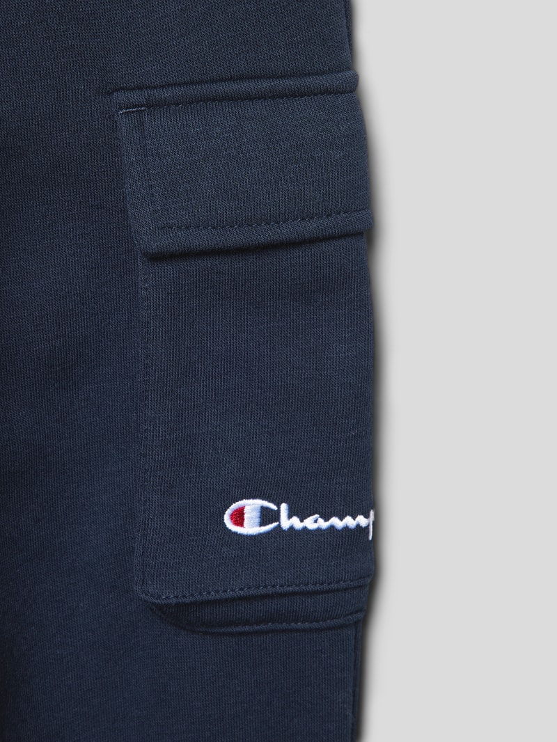 Sweatpants mit Cargotaschen in marineblau