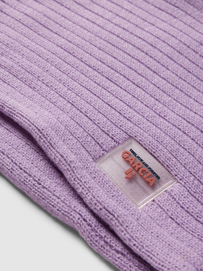 Loop-Schal mit Label-Patch in flieder