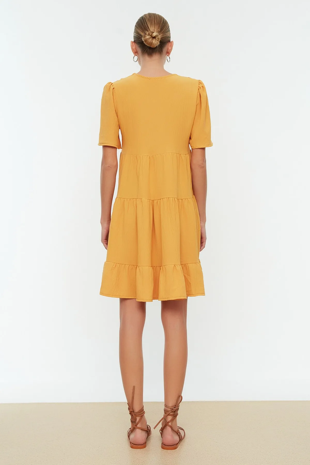 Trendyol Collection  Senffarbenes, weit geschnittenes, gewebtes Kleid TWOSS20EL0400