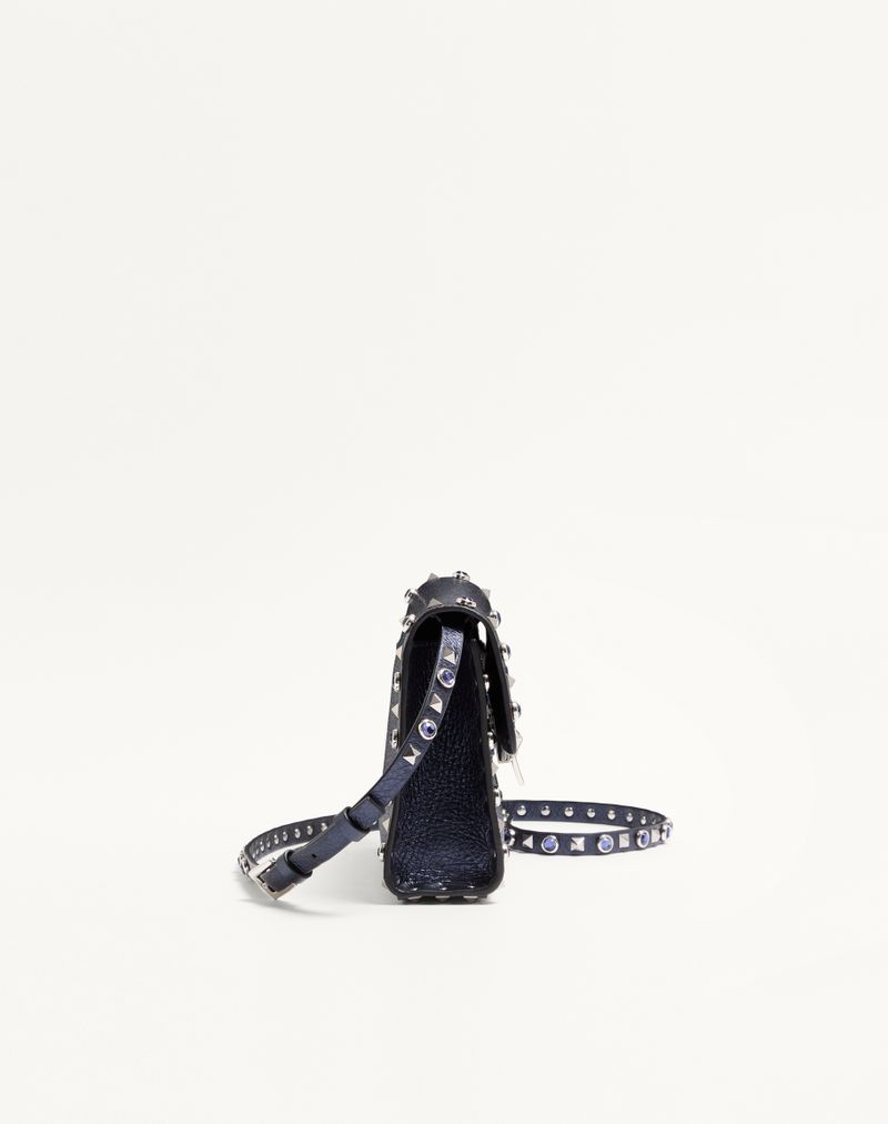 Bolsa de ombro pequena Valentino Garavani Rockstud em couro de bezerro laminado com pedras cabochão.