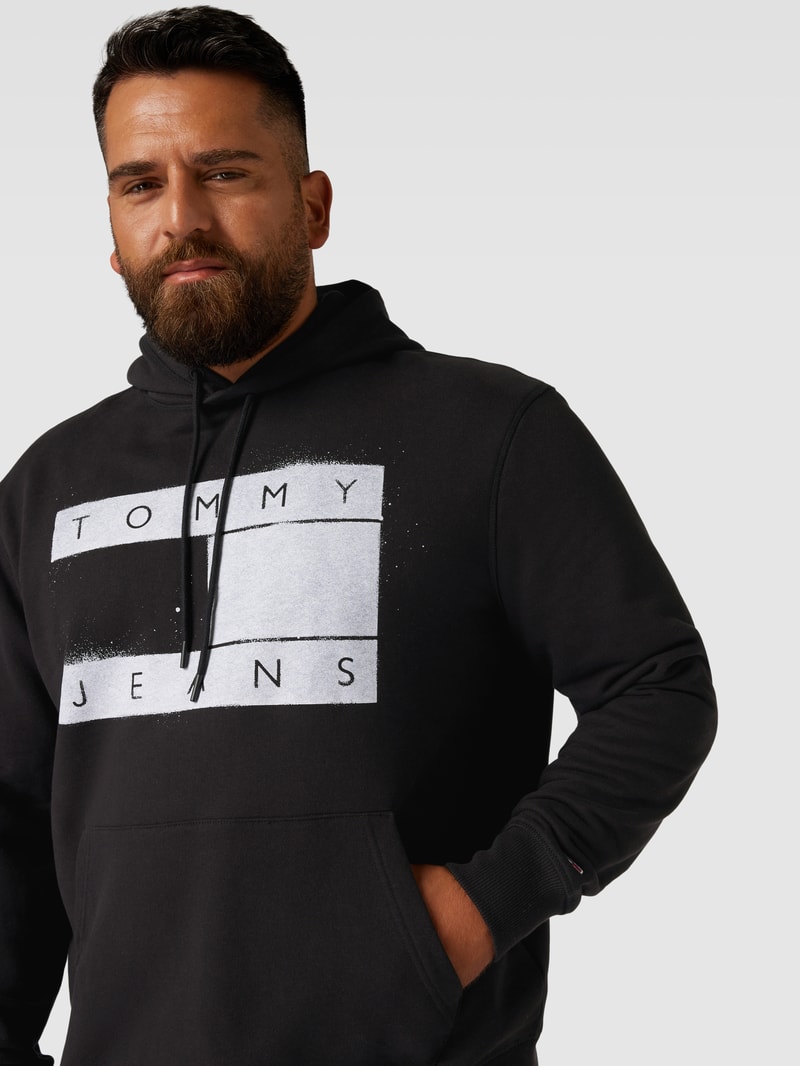 PLUS SIZE Hoodie mit Label-Print Modell 'FLAG SPRAY' in schwarz