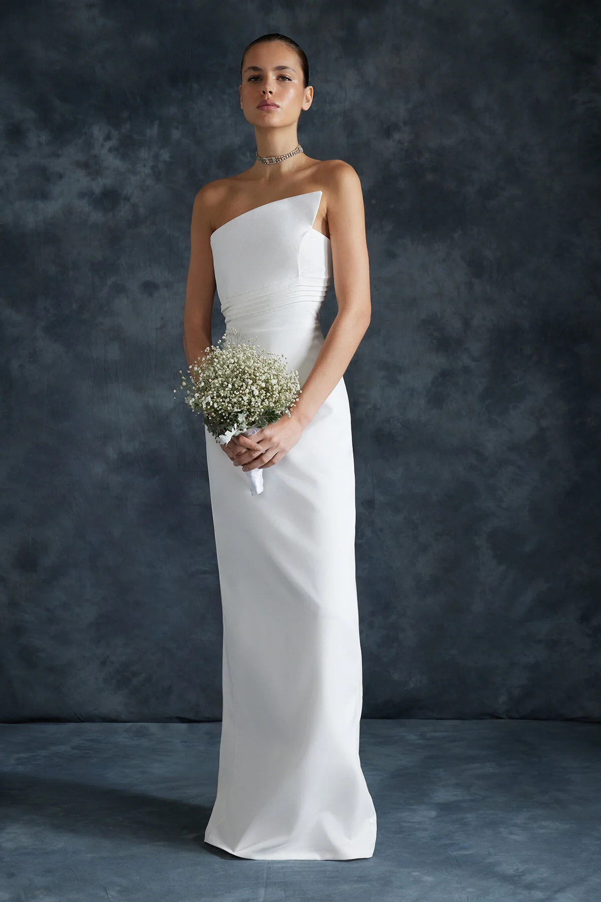 Trendyol Collection  Weißes, gerade geschnittenes, gewebtes Abendkleid und Abschlussballkleid TPRSS23AE00228