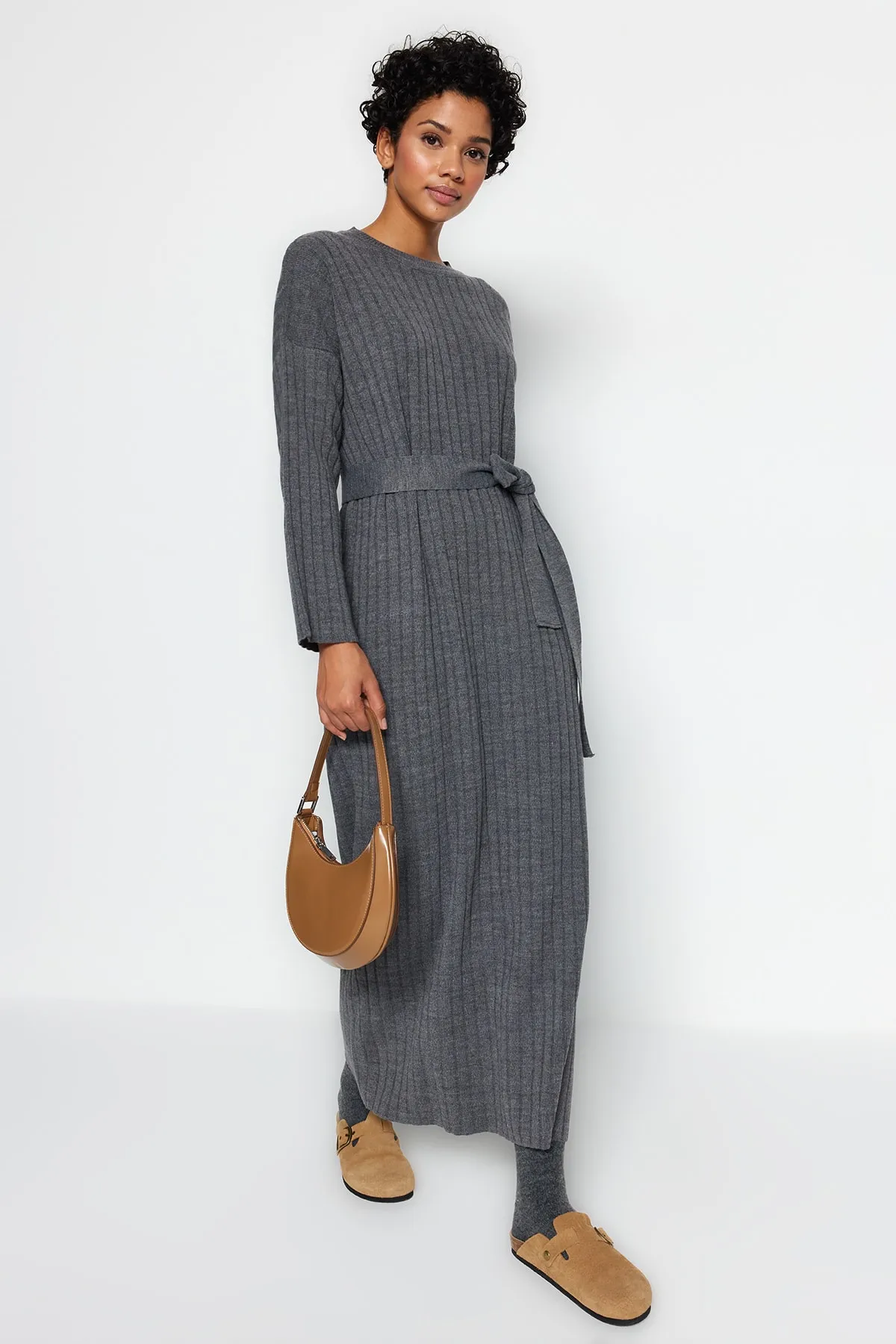 Trendyol Modest  Anthrazitfarbener, ungefütterter, schlichter Strick mit Gürtel TCTAW24EB00008