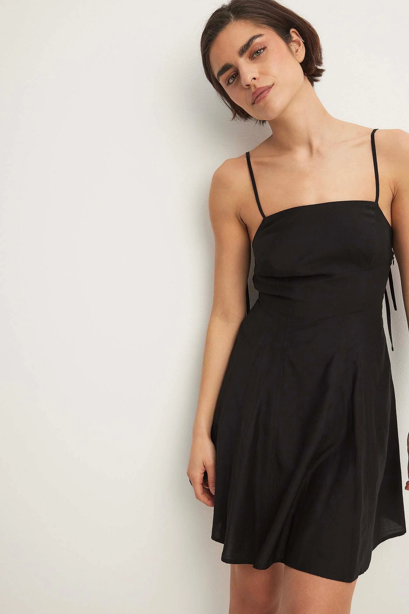 Minikleid mit offenem Rücken und Trägern