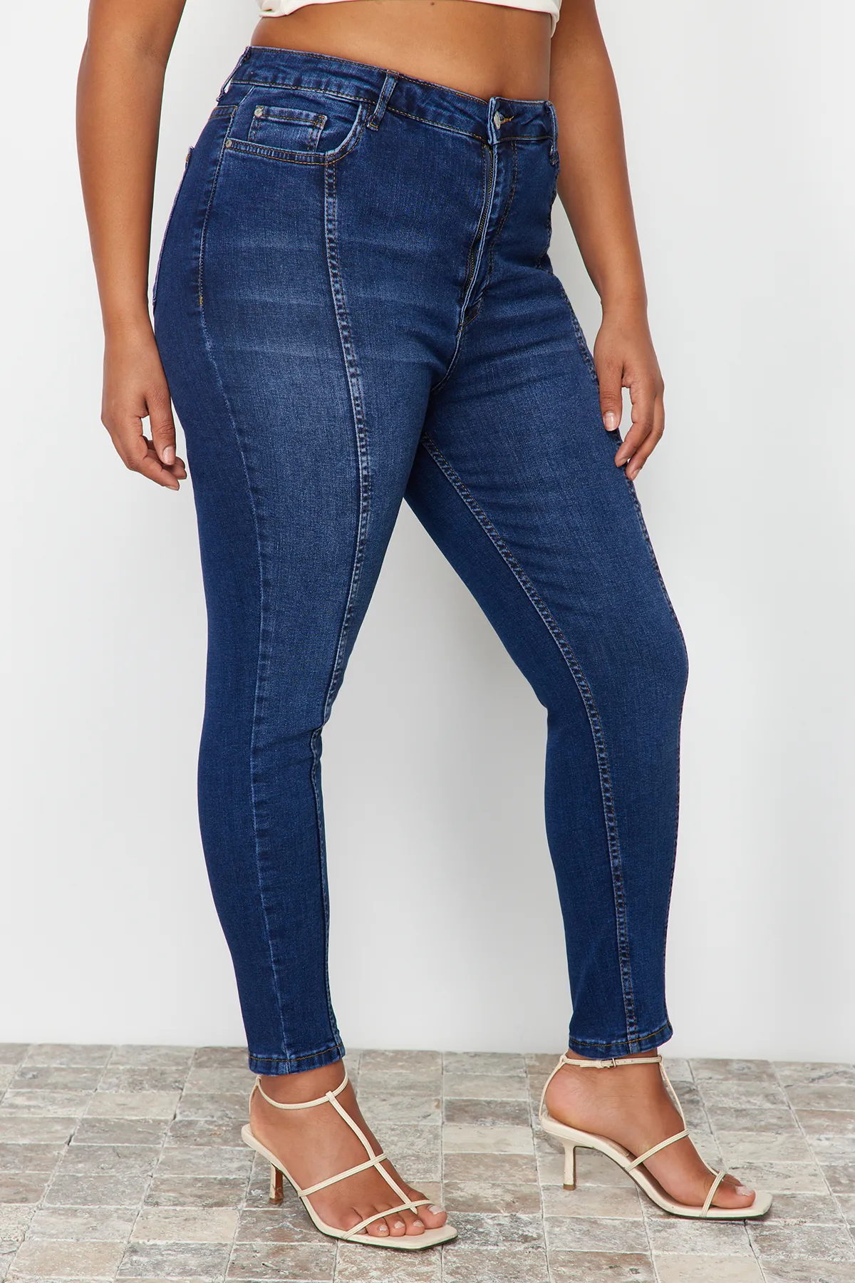 Trendyol Curve  Dunkelblaue, dehnbare Skinny-Jeans mit Nähten und detaillierten Details TBBSS24CJ00022