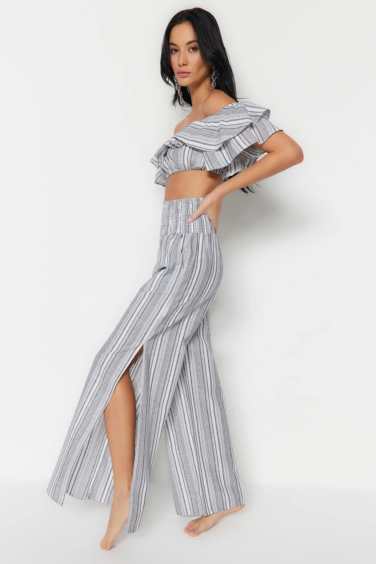 Trendyol Collection  Grau gestreiftes, gewebtes Blusen- und Hosenset mit Rüschen TBESS21AU0305