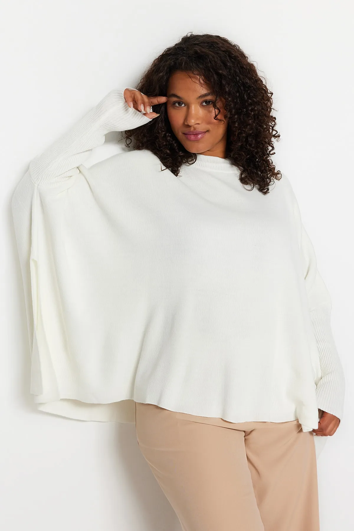 Trendyol Curve  Ecrufarbener, geschlitzter, detaillierter Strickpullover