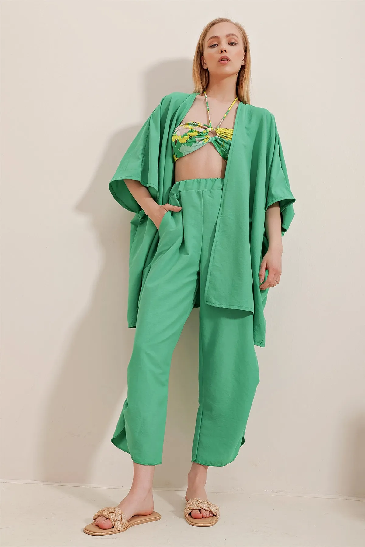 Trend Alaçatı Stili  Grünes Damen-Doppelset aus Hose und Jacke mit Beinschlitz und selbststrukturierter Struktur ALC-752-001