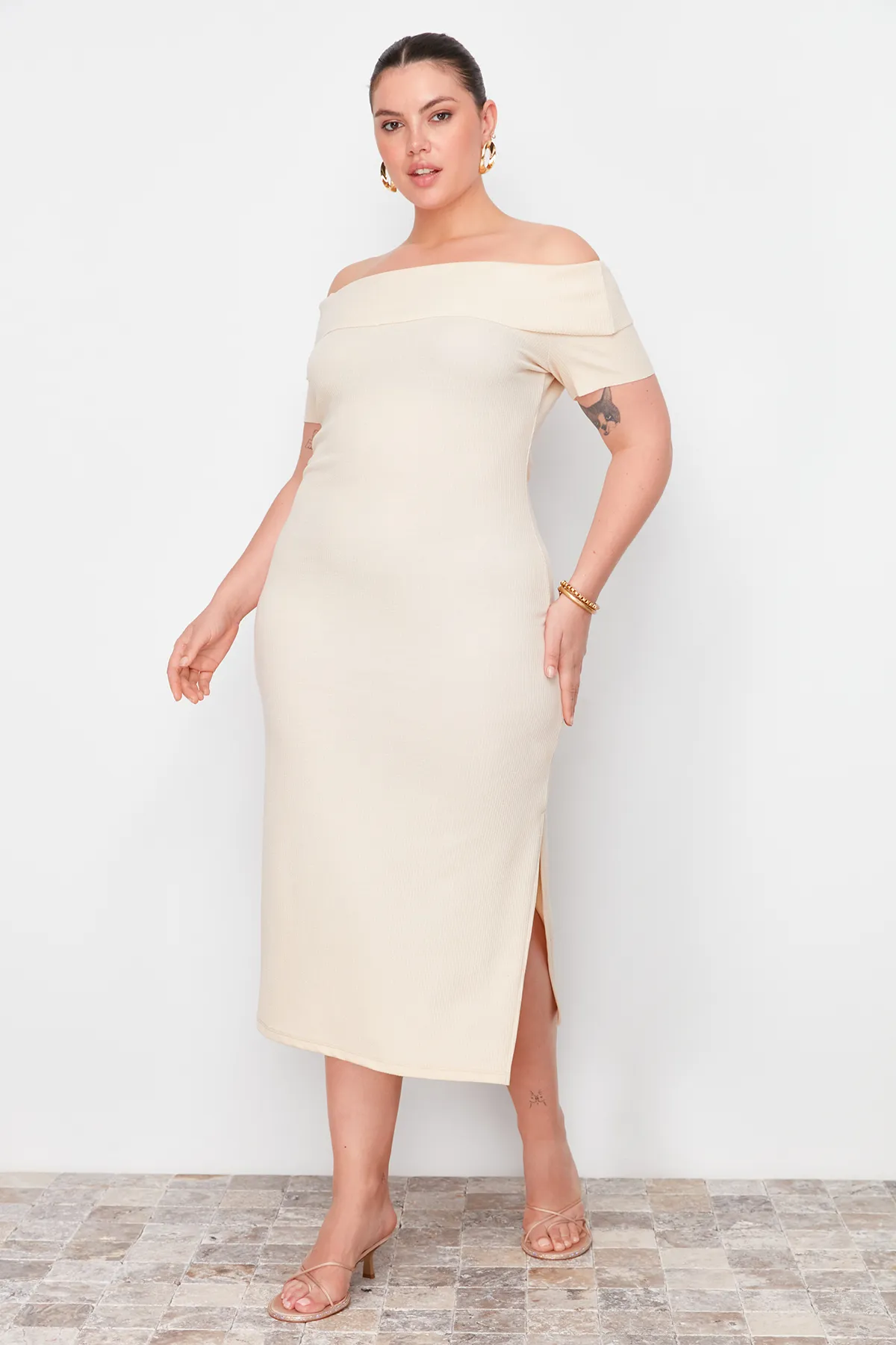 Trendyol Curve  Beigefarbenes, figurbetontes/tailliertes, geripptes Midikleid mit Carmenkragen und weicher Struktur, flexibles Strickkleid TBSSS24AH00163