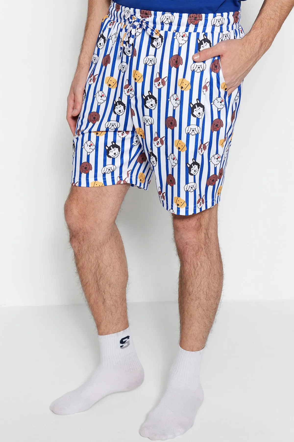 Trendyol Collection  Dunkelblaues Unisex-Pyjamaset mit normaler Passform und bedruckten Shorts TMNSS23PT00000