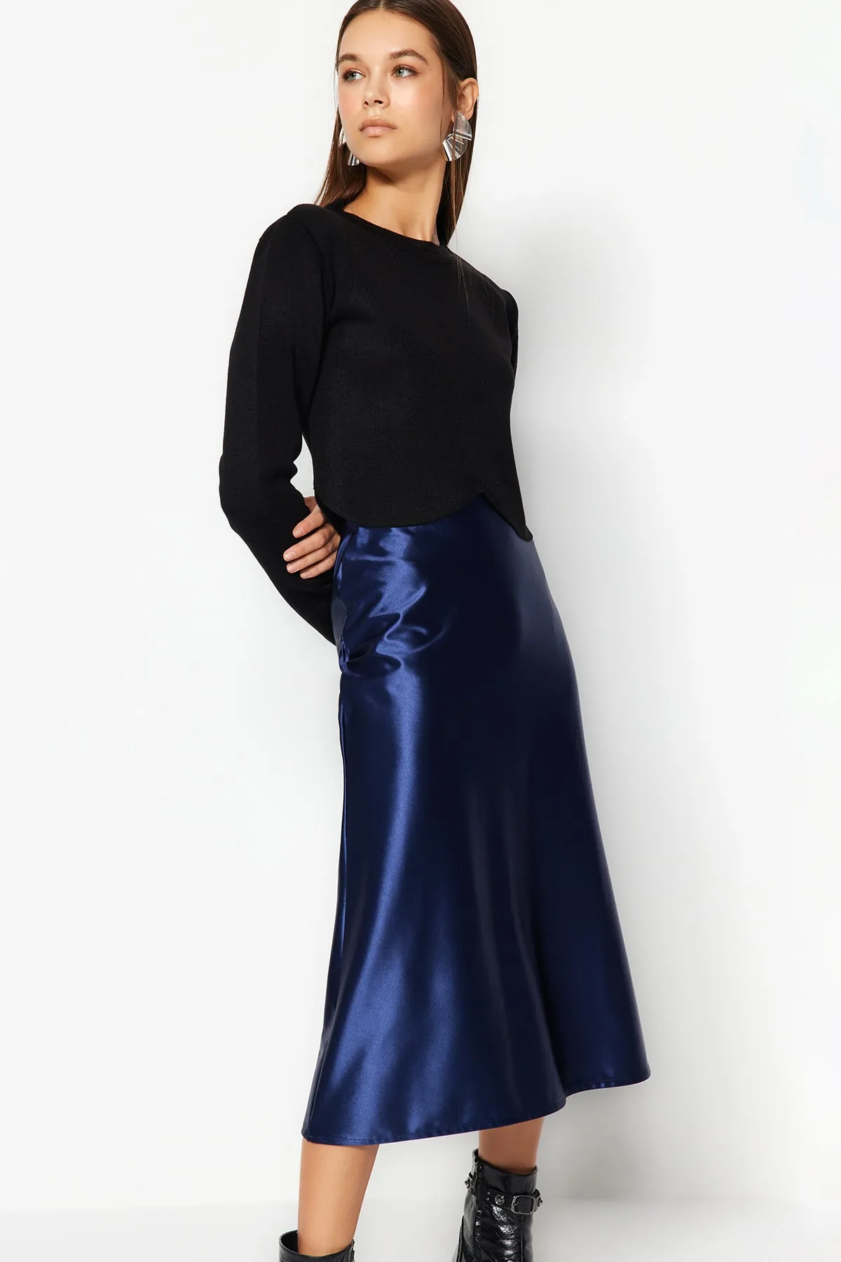 Trendyol Collection  Indigoblauer A-Linien-/Glockenform-Midi-Strickrock aus hochwertigem Satin TWOAW24ET00088