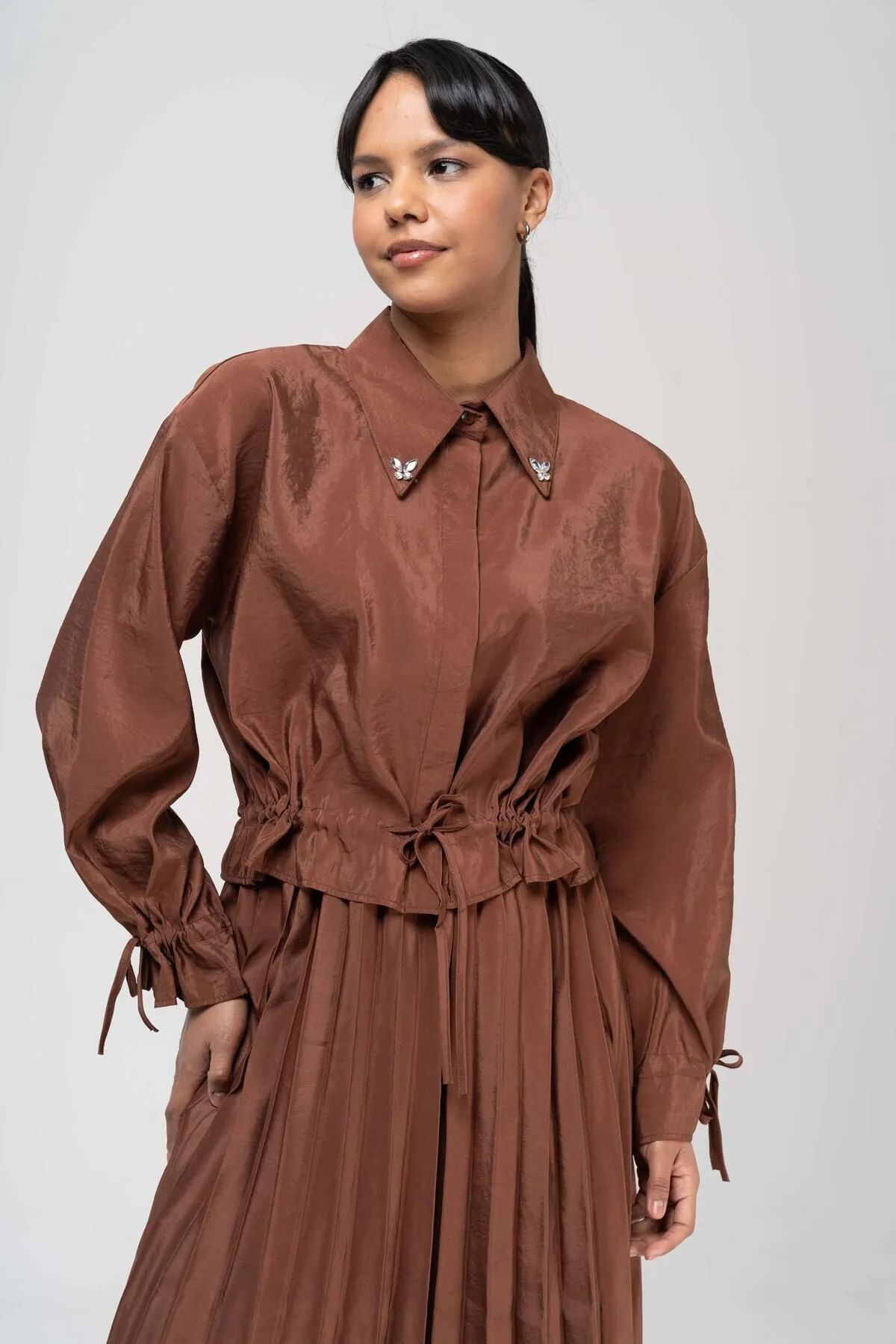 Olcay  Bluse mit Spitzendetail, elastischer Bund, Faltenrock, Anzug, BRAUN 9223-TK