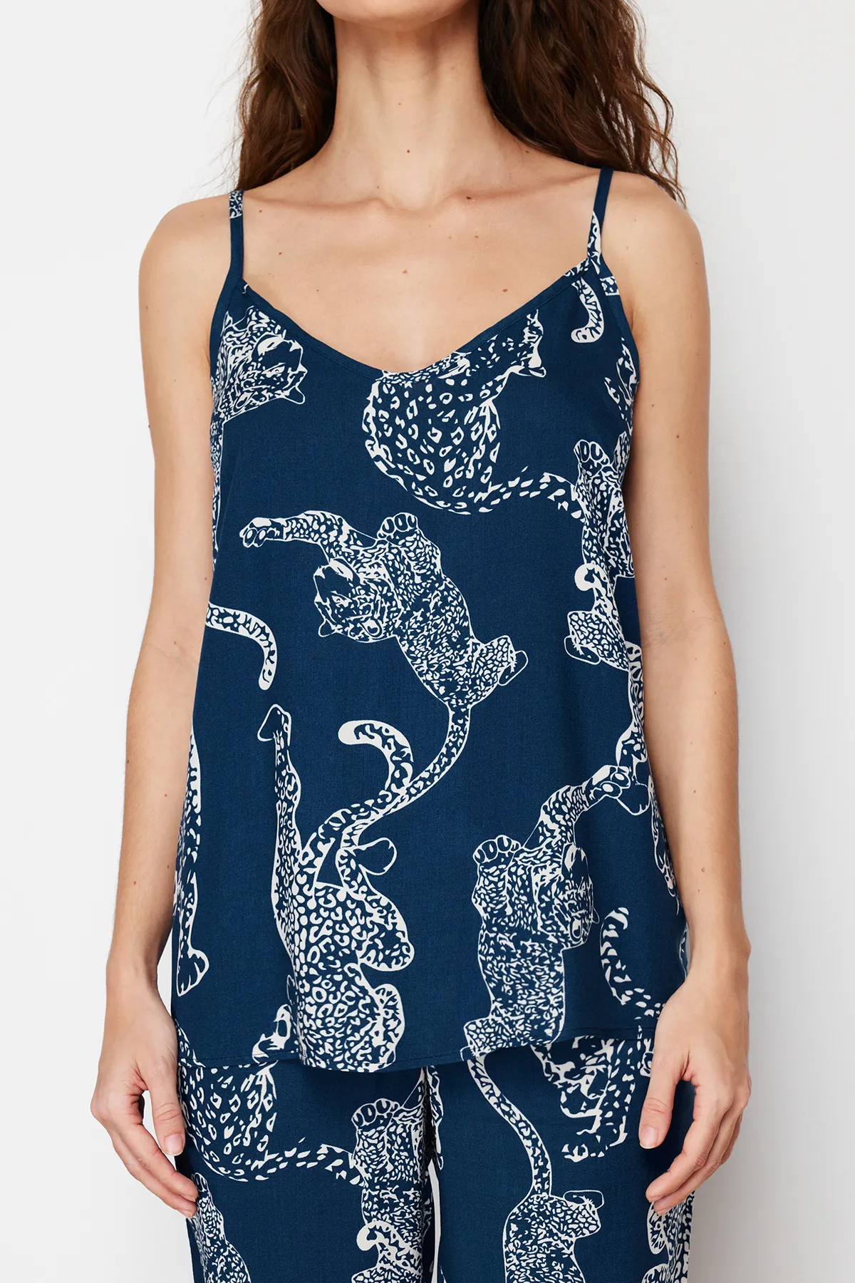 Trendyol Collection  Blaues Pyjama-Set aus Viskosegewebe mit Tiermuster und Seilträgern THMSS24PT00127