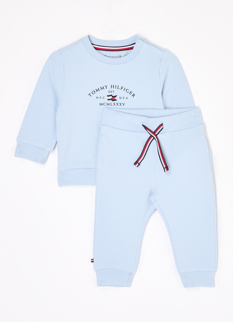 Setul esențial din două piese de la Tommy Hilfiger, format dintr-un pulover și pantaloni de trening.