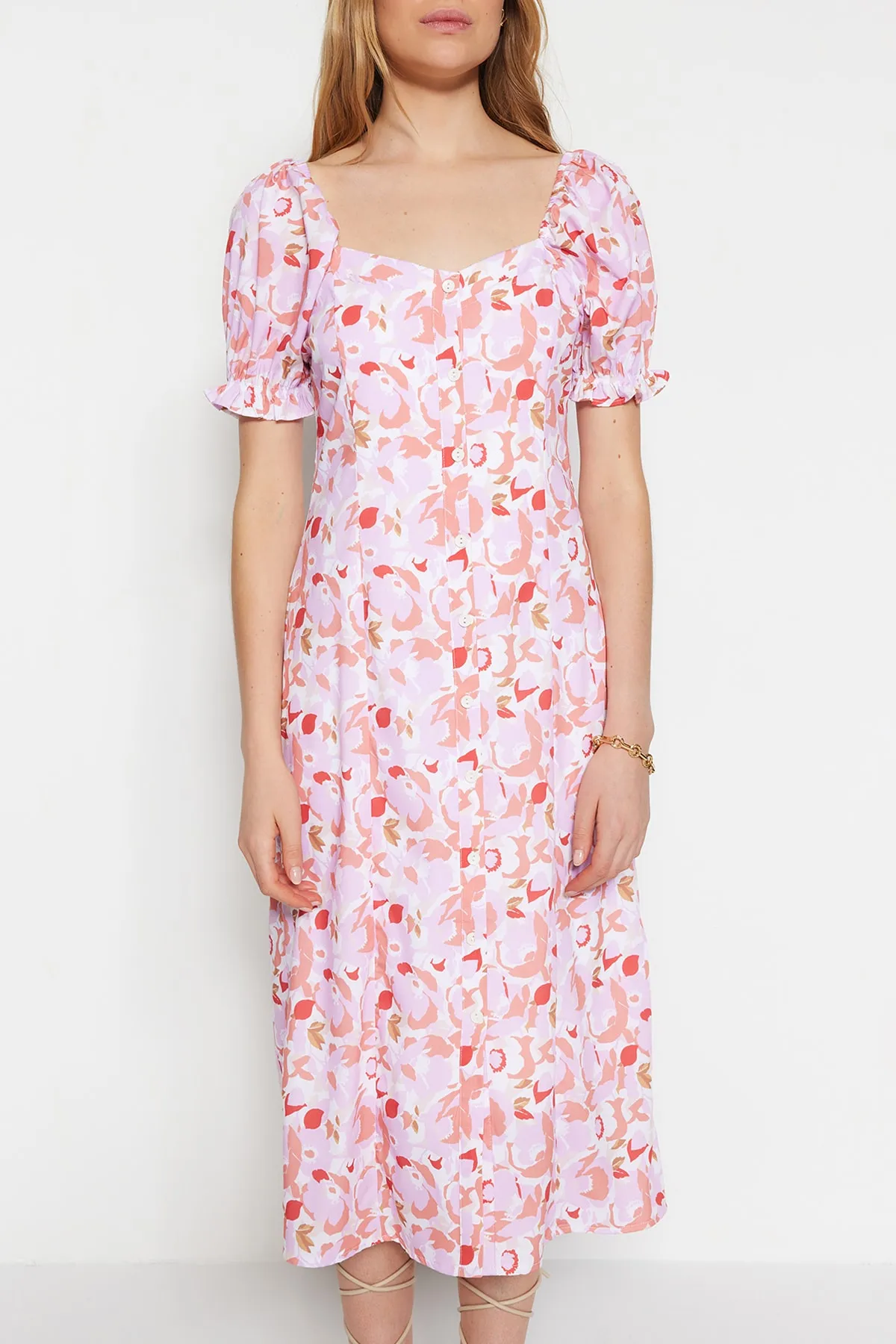 Trendyol Collection  Fliederfarbenes, gewebtes Midi-Hemdkleid mit Ballonärmeln und Blumenmuster TWOSS22EL1125