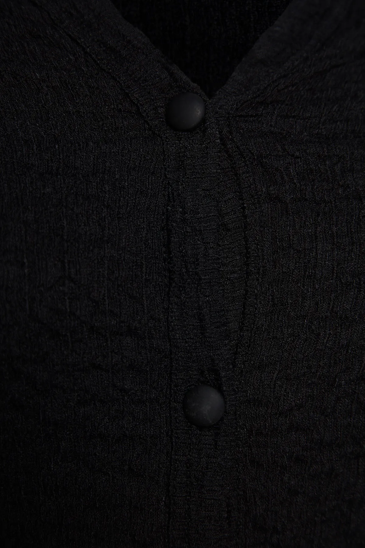 Trendyol Collection  Schwarzes Premium-Textur-Stretch-Strickhemd mit spanischen Ärmeln TWOAW24GO00004