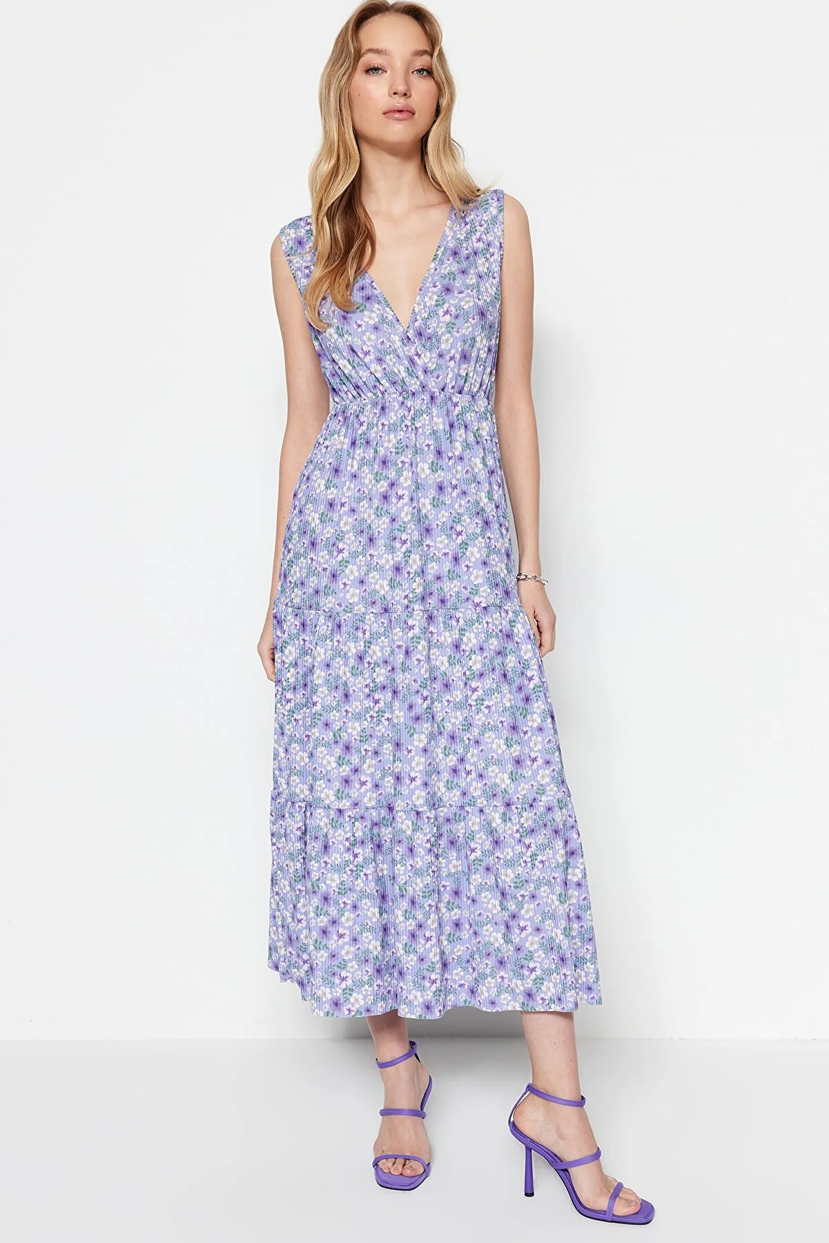 Trendyol Collection  Lilafarbenes, blumengemustertes, ärmelloses Maxi-Strickkleid in A-Linie mit V-Ausschnitt TWOSS22EL1588
