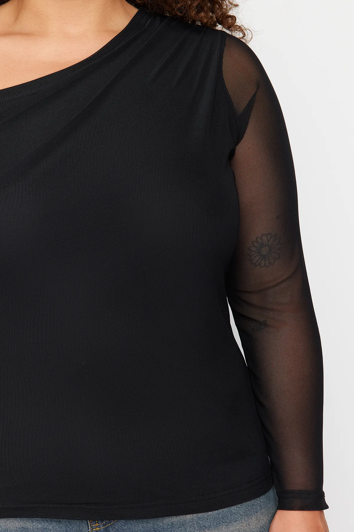 Trendyol Curve  Schwarze, mit Tüll gefütterte Strickbluse mit asymmetrischem Kragen TBSSS24AF00025