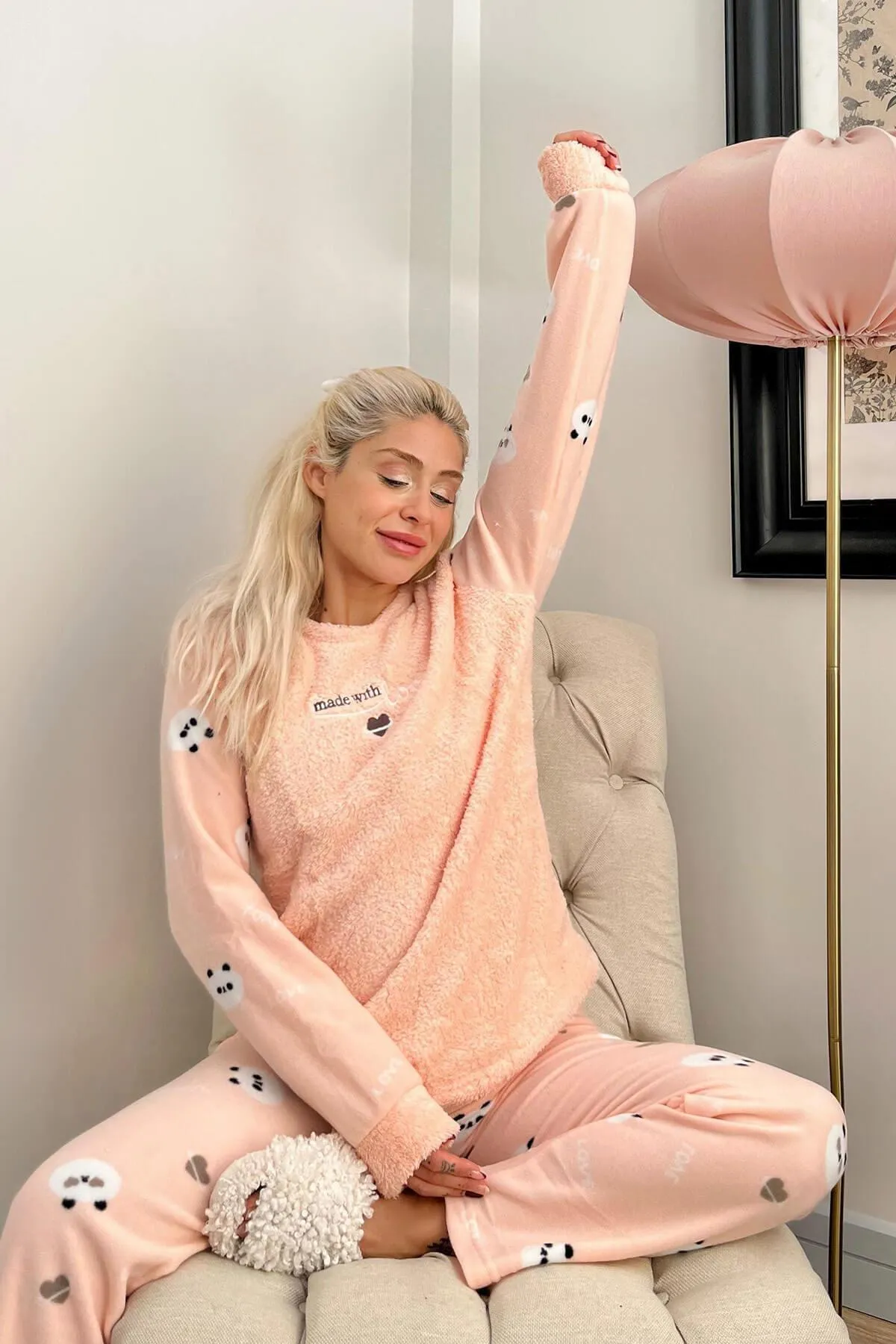 Pijamaevi  Lachs-Herz-Liebe-gemustertes Plüsch-Pyjama-Set für Damen