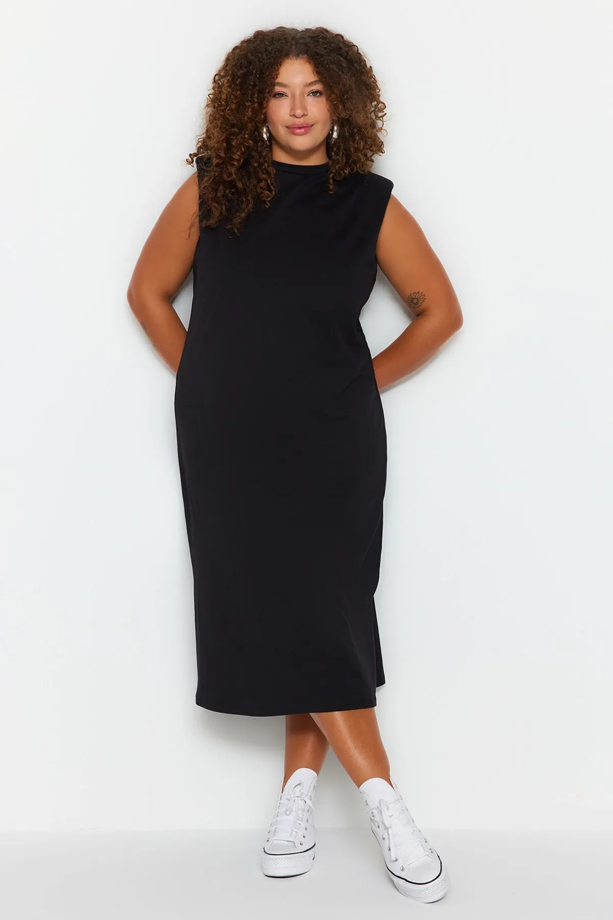 Trendyol Curve  Schwarzes, gepolstertes Strickkleid mit Rundhalsausschnitt TBSSS23AH00079