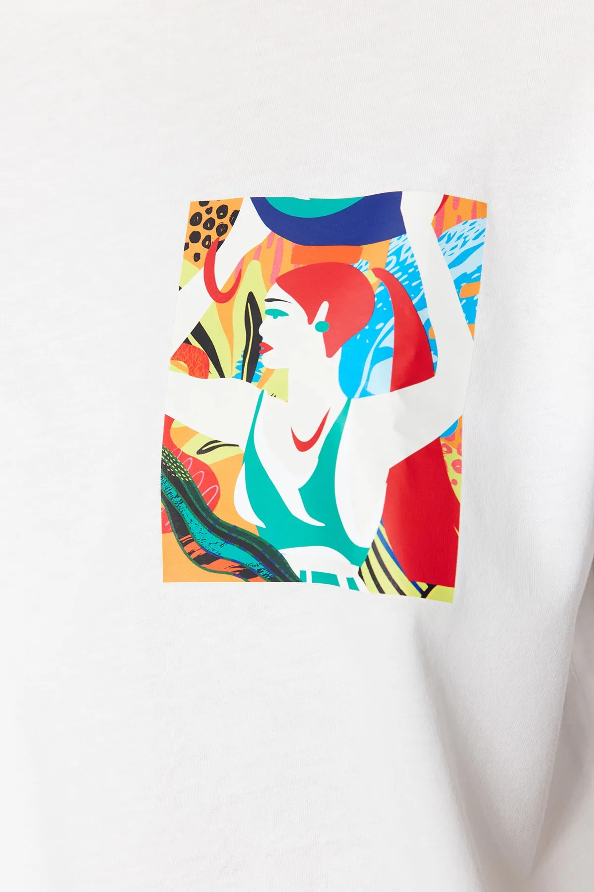 Trendyol Collection  Weißes, 100 % Baumwolle bedrucktes, entspanntes/weites, entspannt geschnittenes, kurzes Strick-T-Shirt mit Rundhalsausschnitt TWOSS23TS00369