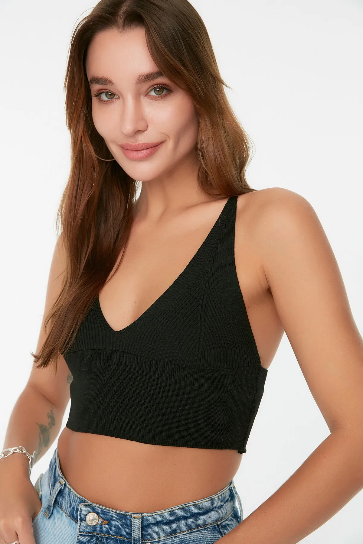 Trendyol Collection  Schwarze Strickpulloverbluse mit Super-Crop-Rückenausschnitt und detailliertem Schnitt TWOSS22BZ0760